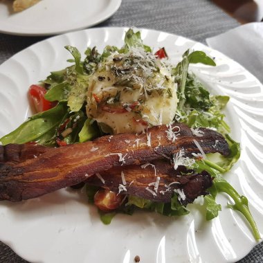 Domuz pastırması ve sebzeli kızarmış tavuk.