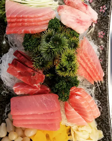 Sebze ve baharatlı taze balık.