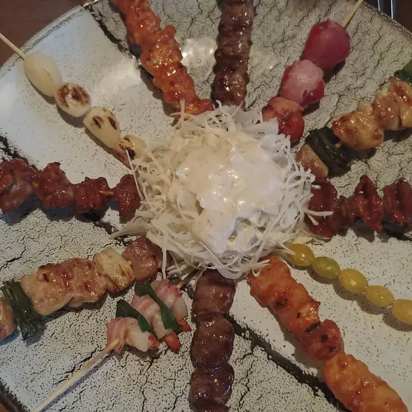 Sebze ve soslu ızgara tavuk.