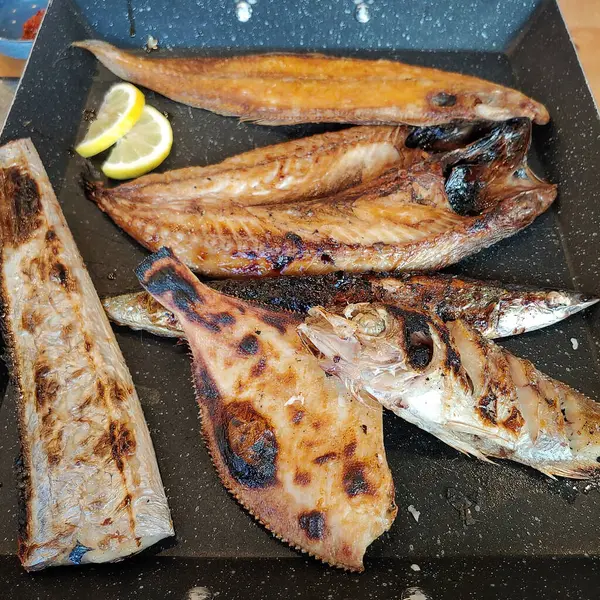 Baharatlı ve otlu ızgara balık.