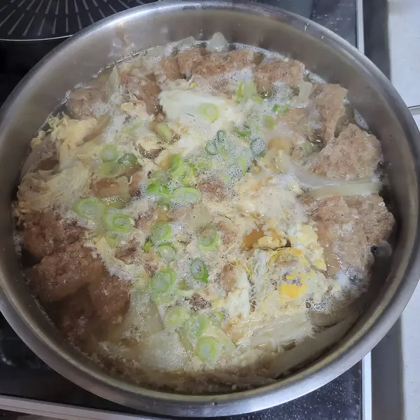 Sahanda yumurtanın mutfak fotoğrafı.