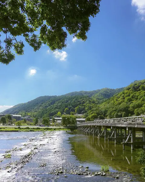 Dağlarda güzel bir göl manzarası