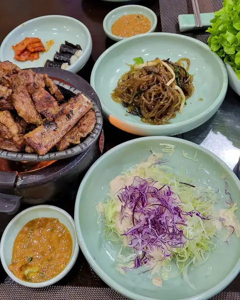 Pirinç ve sebzeli ızgara biftek.