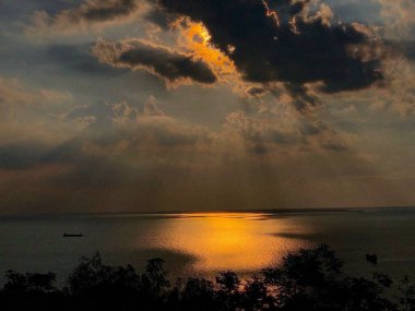 Denizin üzerinde güzel bir gün batımı