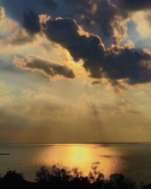 Denizin üzerinde güzel bir gün batımı