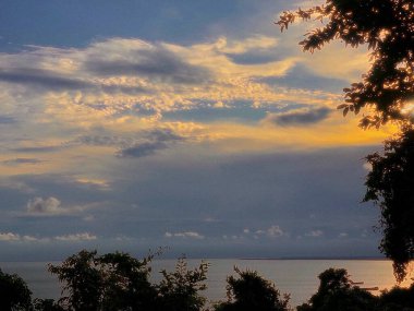Parlak gün batımının güzel manzarası