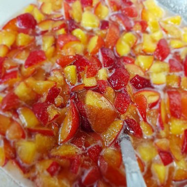 Bir kasede meyve reçeli