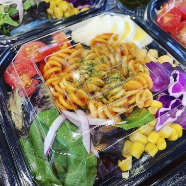 Sebze ve baharatlı taze salata.