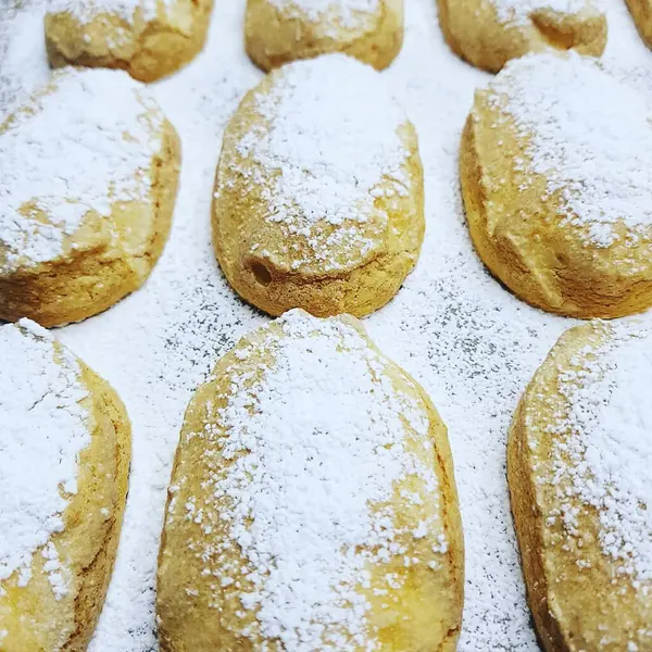 Şekerli ve pudra şekerli ev yapımı kurabiyeler. seçici odak.