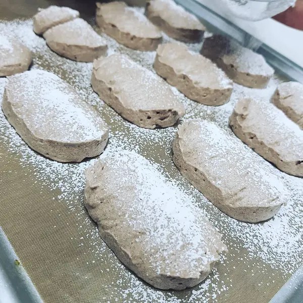 Bir yığın lezzetli çikolatalı pastanın yakın çekimi.