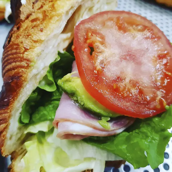 Taze domatesli, salatalık ve peynirli lezzetli ve sağlıklı bir sandviç.