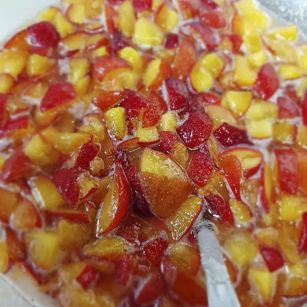 Bir kasede meyve reçeli