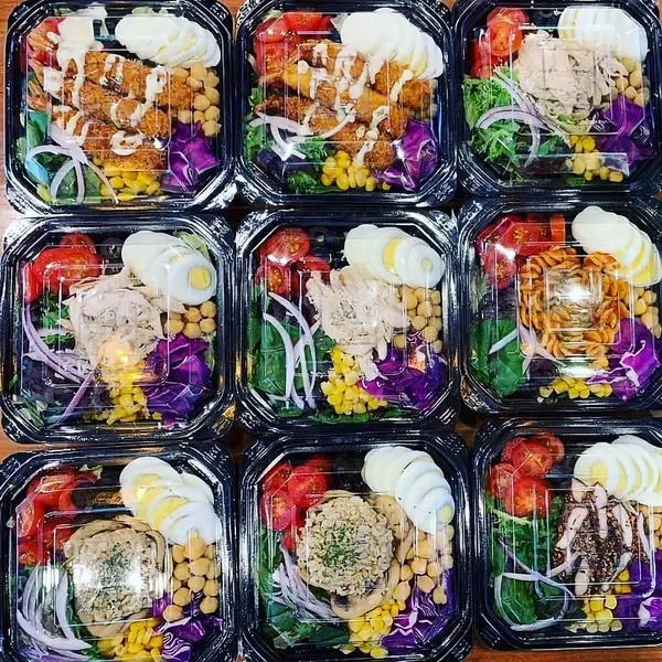 Taze salatalı sağlıklı beslenme çantası.