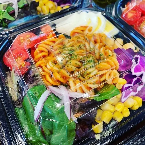 Sebze ve baharatlı taze salata.