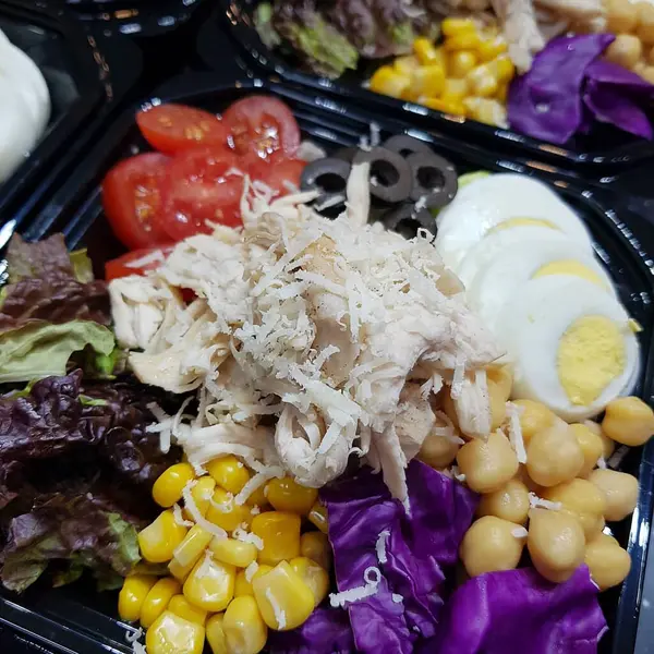 salata tavuk ve sebze ile