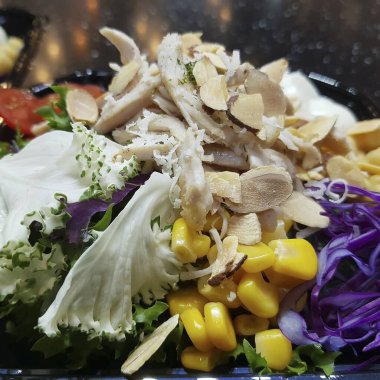 Tavuk, sebze ve baharatlı salata.