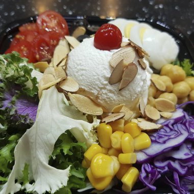 Taze sebze, peynir ve fındık salatası.