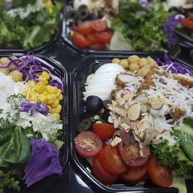 Peynirli ve otlu taze sebze salatası.