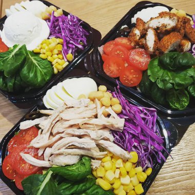 Et ve sebzeli taze salata.