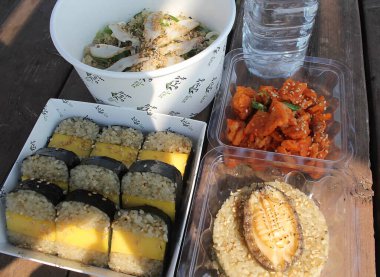 Tavuklu erişte ve plastik kutuda sebze.