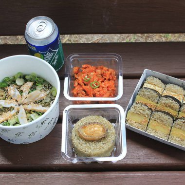 Japon yemeği, tavuklu pilav, kızarmış pirinç ve sebze.