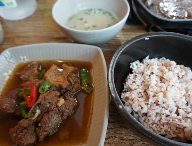 pirinç ve soslu domuz eti ve kase içinde kızarmış yumurta.