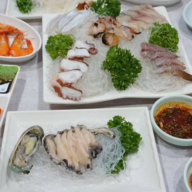 buz üstünde taze deniz ürünleri