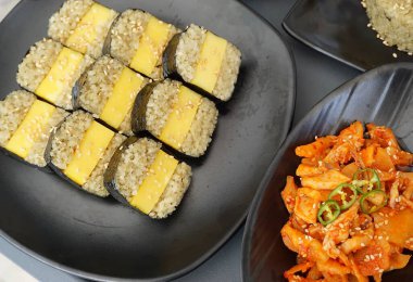 Kore yemeği, pirinç eriştesi, kızarmış pirinç keki.