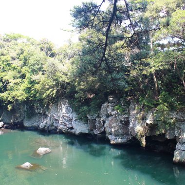 Dağlardaki nehrin güzel manzarası.