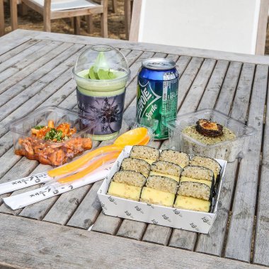 Suşi ve sarmalar sebze ve balıkla