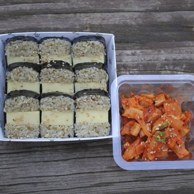 Pirinç ve sebzeli Japon suşisi.