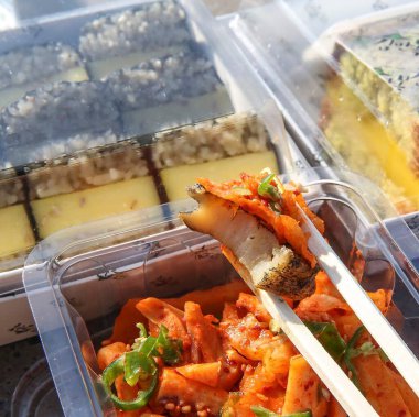 Somon ve sebzeli suşi.