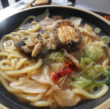 Domuz etli erişte ve kalamar çorbası, Japon yemeği tarzı.