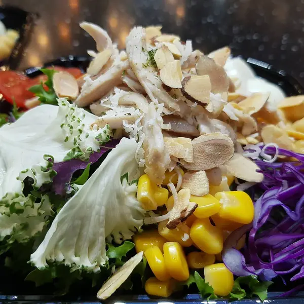 Tavuk, sebze ve baharatlı salata.