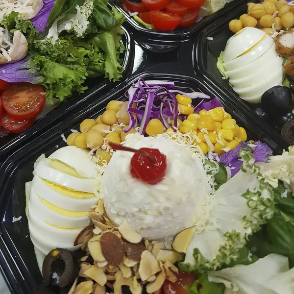 Meyve ve sebzeli taze salata.