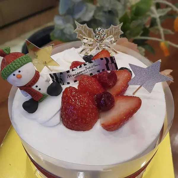 Bir mum ile lezzetli bir pastanın yakın çekimi.