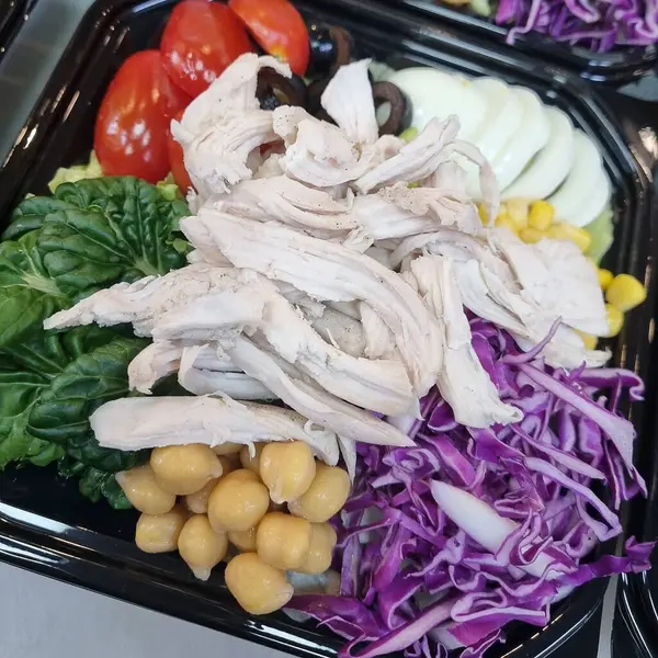 Sağlıklı ve lezzetli yemekler masada.