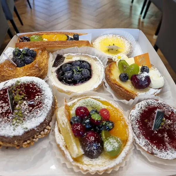 Lezzetli ve taze meyveli kek.