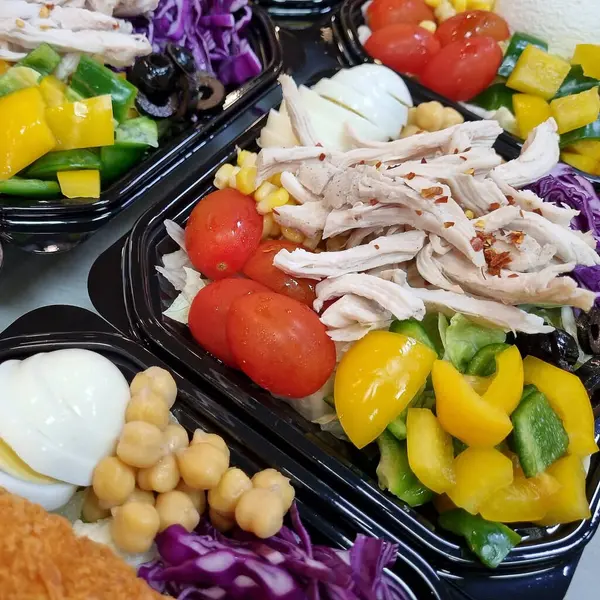 Lezzetli sağlıklı bir yemeğin yüksek açılı görüntüsü.