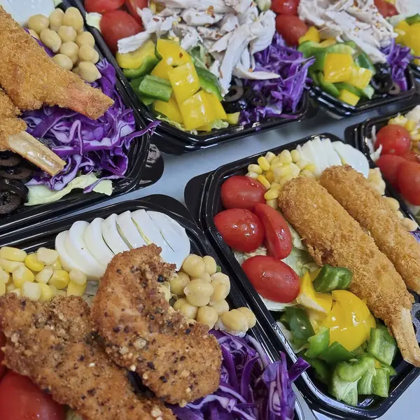 Beyaz tabakta lezzetli yemekler.