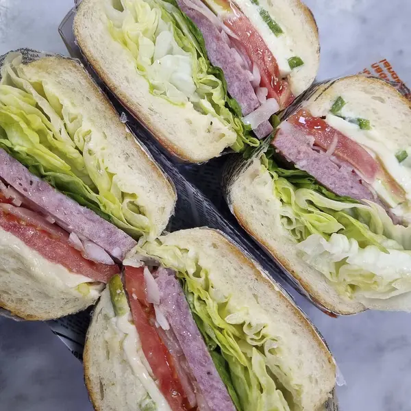 Jambon ve peynirli taze ve lezzetli bir sandviç.