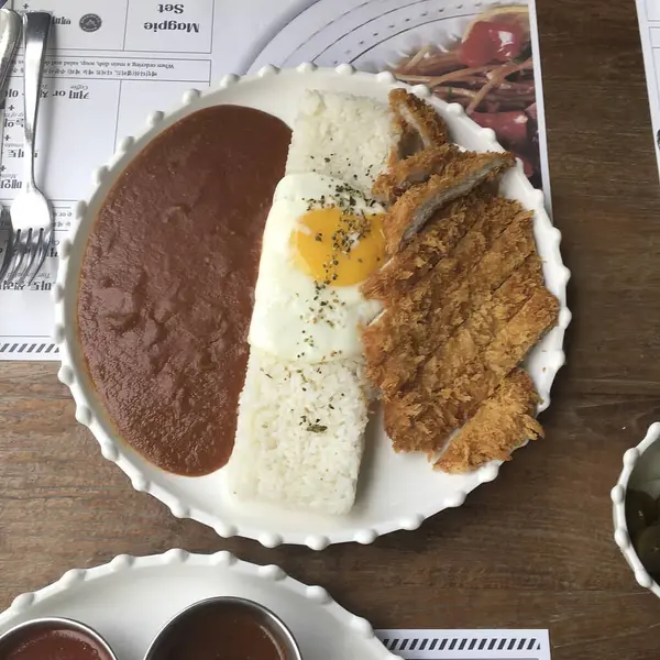 Kore yemeği, pirinç, tavuk, yumurta ve pirinç.