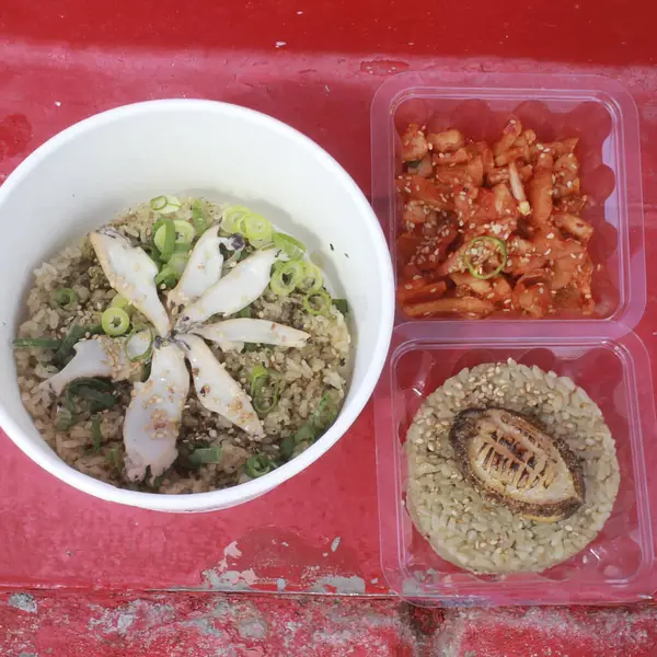 Tavuk, tavuk, sebze ve baharatlı Tayland pirinci.