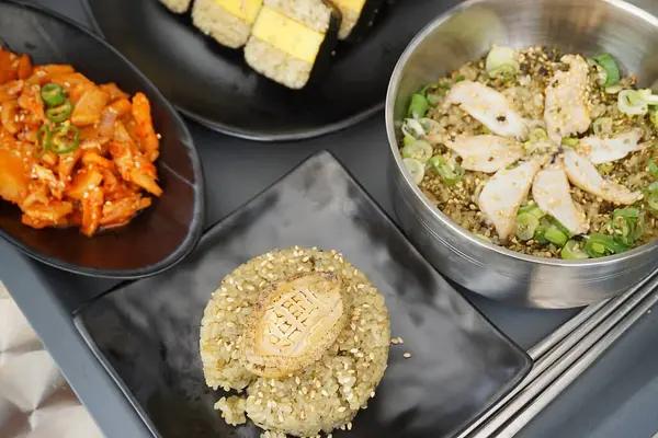 Kore yemeği, kimchi ve sebzeli pirinç eriştesi.