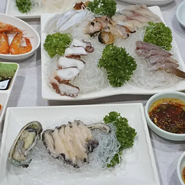 buz üstünde taze deniz ürünleri