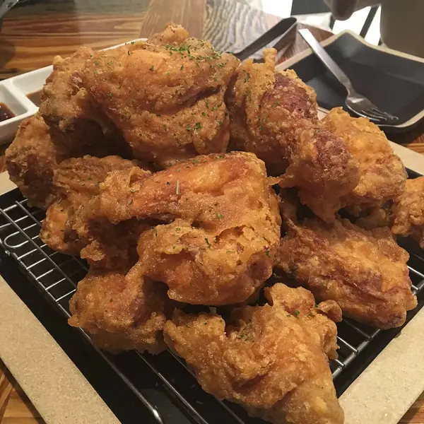 Sebze ve soslu kızarmış tavuk.