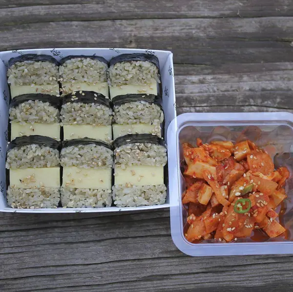 Pirinç ve sebzeli Japon suşisi.