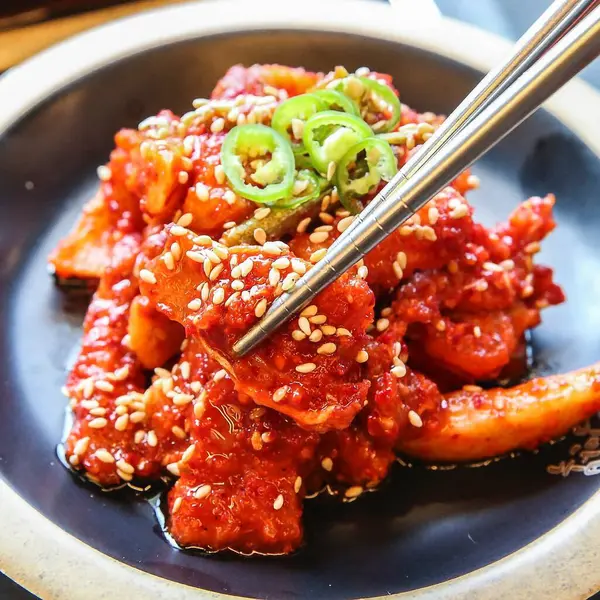 Kore baharatlı kimchi salatası ve Kore yemeği.