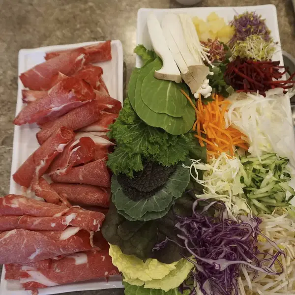 Sebze ve baharatlı taze çiğ et.