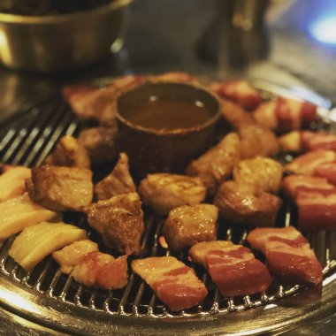 Sebze ve soslu ızgara tavuk.